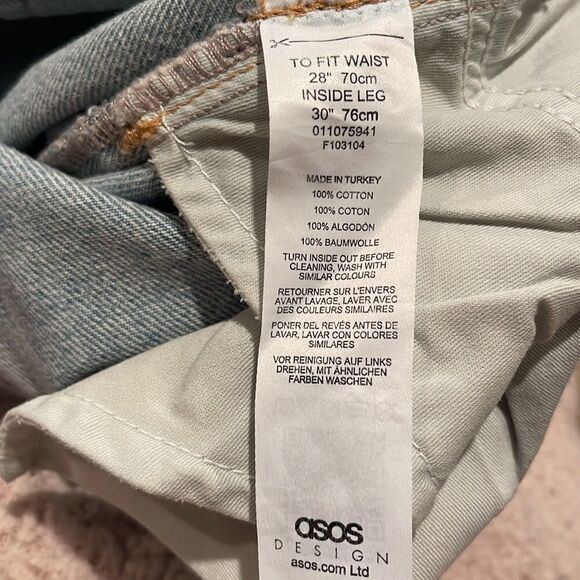 ASOS DESIGN Curve high rise distressed mom jeans light wash with rips 28/30 - Picture 9 of 13